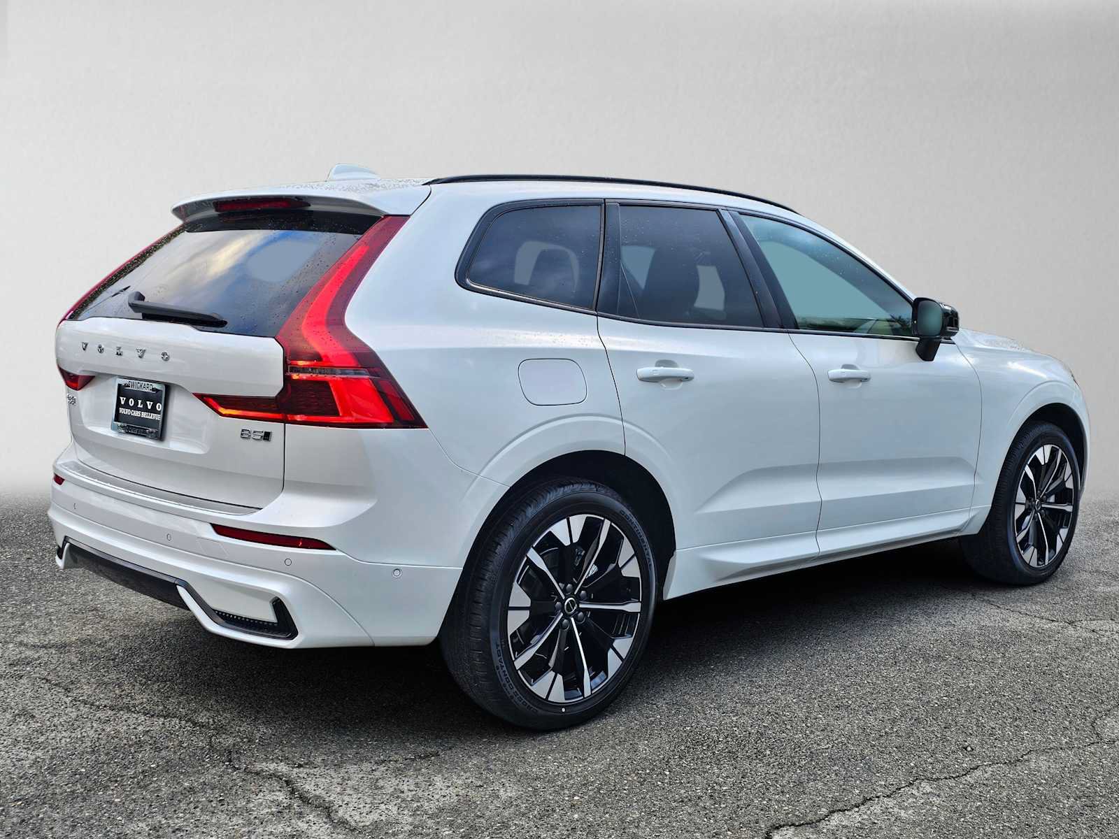 Used 2026 Volvo XC60 B5 Plus w/ Climate Package AWD/4WD image 3