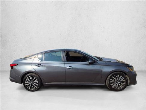 Used 2023 Nissan Altima 2.5 SV w/ SV Premium Package FWD image 4
