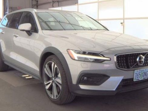 Used 2025 Volvo V60 B5 Cross Country Plus AWD/4WD image 2