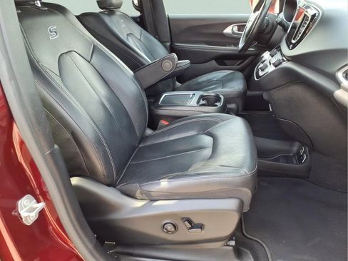 Used 2020 Chrysler Pacifica Touring-L Plus w/ Advanced Safetytec Group FWD image 15