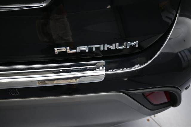 Used 2024 Toyota Highlander Platinum FWD image 5