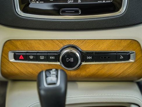 Used 2022 Volvo XC90 T6 Momentum w/ Climate Package image 22