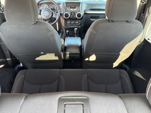 Used 2017 Jeep Wrangler Sahara w/ Connectivity Group AWD/4WD image 27