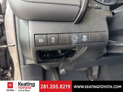 Used 2020 Toyota Camry SE w/ Convenience Package image 11