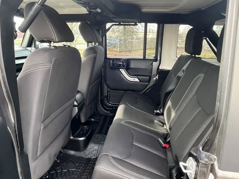 Used 2018 Jeep Wrangler Unlimited Rubicon w/ Connectivity Group image 14