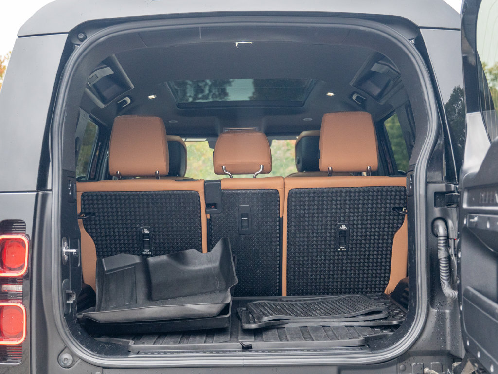 Used 2024 Land Rover Defender 110 SE AWD/4WD image 38