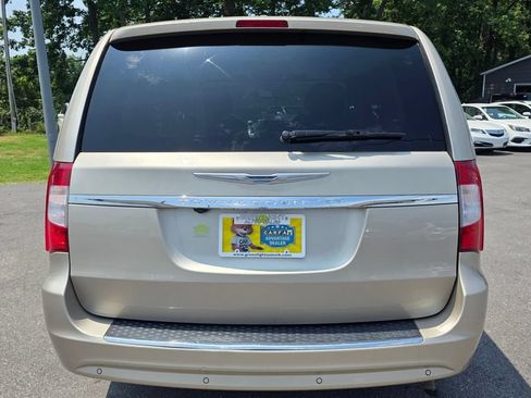 Used 2016 Chrysler Town & Country Touring-L FWD image 6