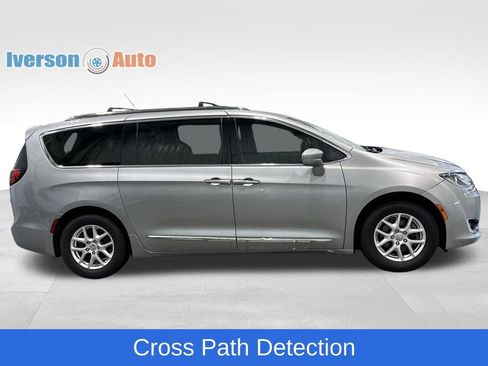 Used 2020 Chrysler Pacifica Touring-L image 11