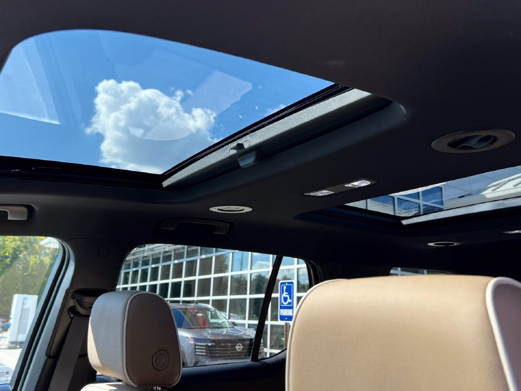 Used 2023 Chevrolet Traverse Premier FWD image 12
