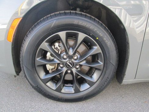 Used 2021 Chrysler Pacifica Touring-L w/ Uconnect Theater Family Group image 8