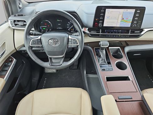 Used 2021 Toyota Sienna XLE image 17