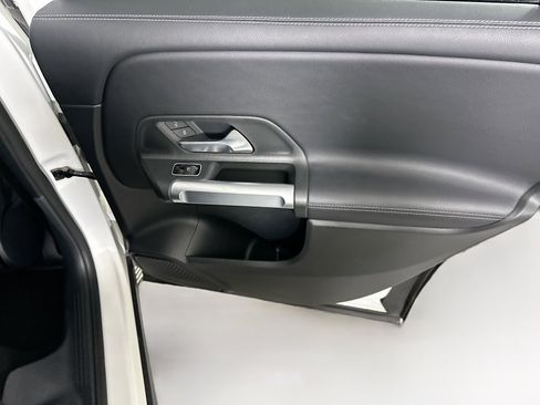 Used 2023 Mercedes-Benz GLB 250 image 29