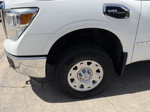 Used 2017 Nissan Titan SV RWD image 9