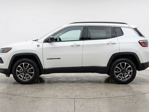 Used 2025 Jeep Compass Trailhawk image 5