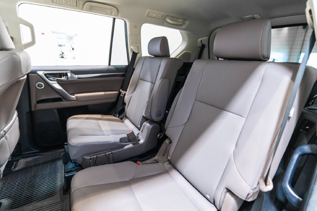 Used 2023 Lexus GX 460 Premium w/ Accessory Package AWD/4WD image 35