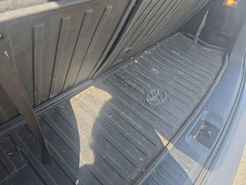 Used 2017 Toyota Highlander XLE image 10