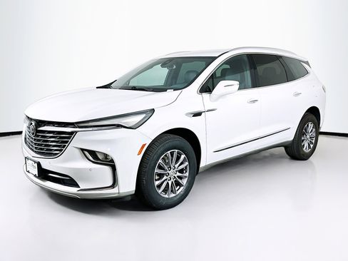 Used 2024 Buick Enclave Essence image 3