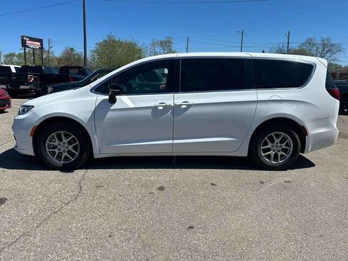 Used 2025 Chrysler Pacifica Select FWD image 8