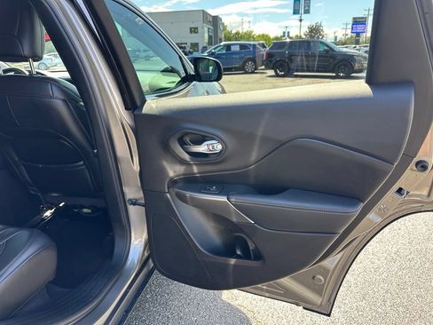 Used 2020 Jeep Cherokee Latitude Plus w/ Comfort/Convenience Group AWD/4WD image 20