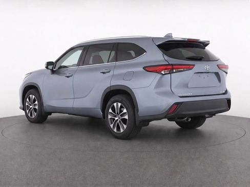 Used 2021 Toyota Highlander XLE AWD/4WD image 3