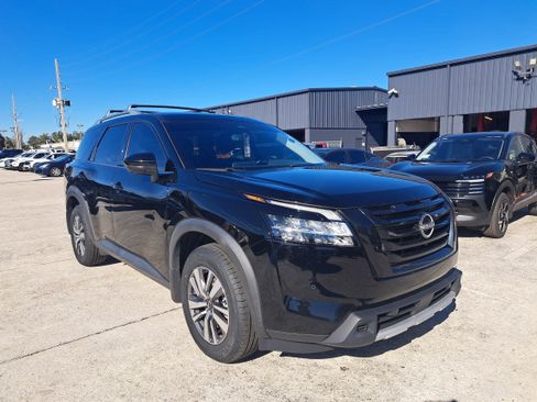 Certified 2023 Nissan Pathfinder SL w/ Black Appearance Package image 3