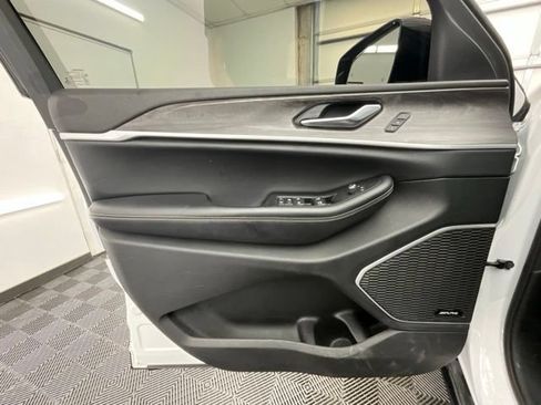 Used 2023 Jeep Grand Cherokee L Limited AWD/4WD image 7