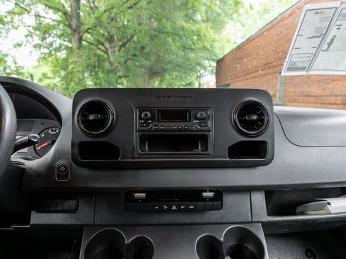 Used 2022 Mercedes-Benz Sprinter 2500 image 11