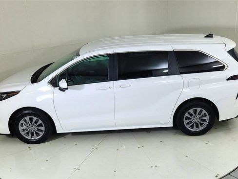 Used 2024 Toyota Sienna LE image 19