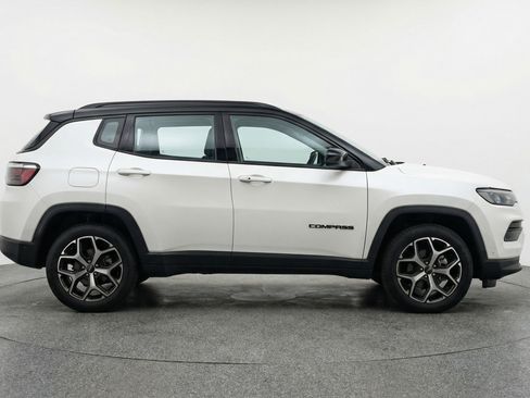 Used 2025 Jeep Compass Limited image 11