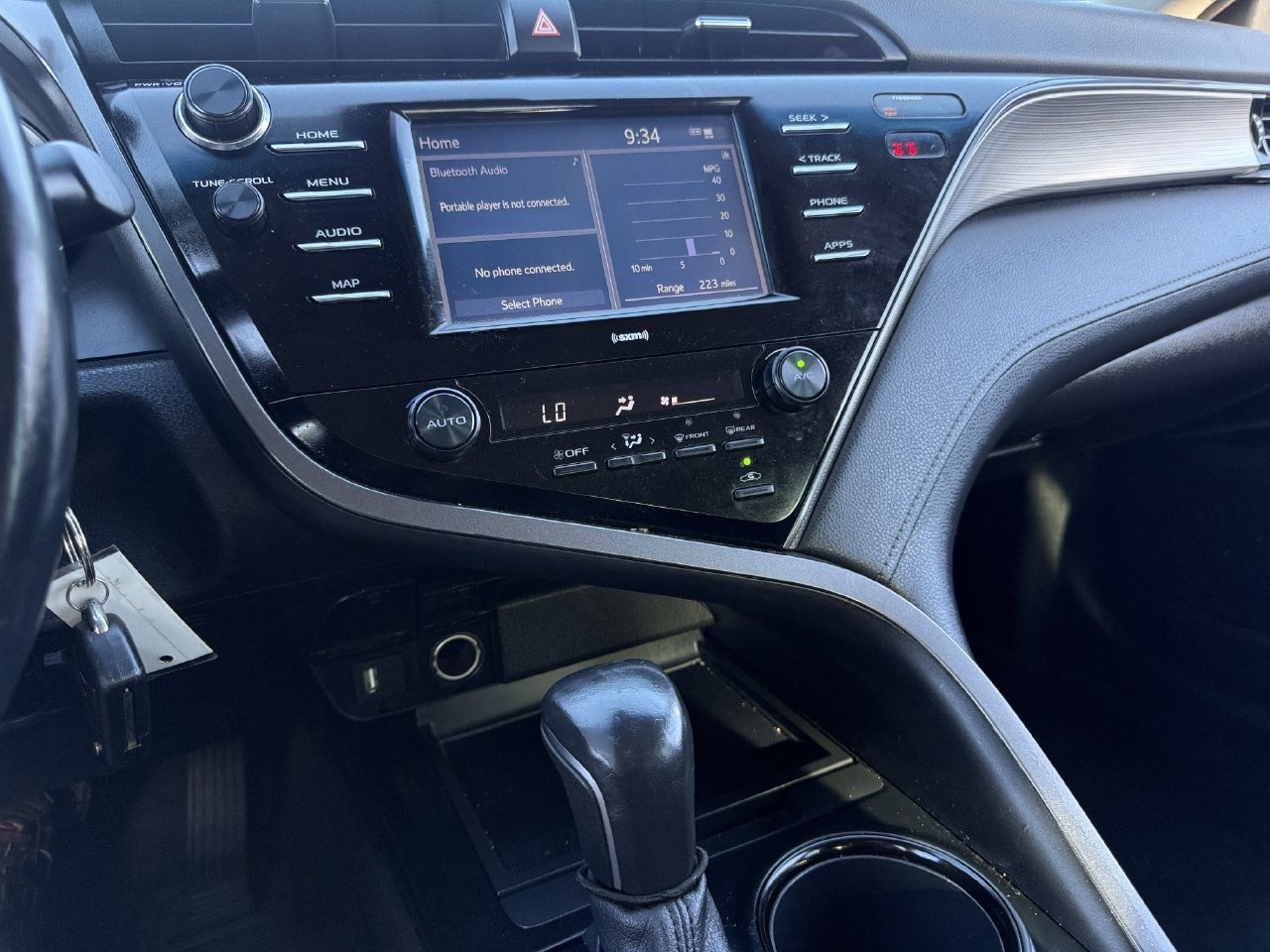 Used 2020 Toyota Camry SE FWD image 16