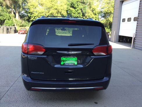 Used 2020 Chrysler Pacifica Touring-L Plus FWD image 4