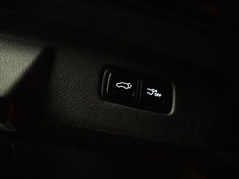 Used 2023 Kia Carnival EX FWD image 8