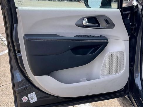 Used 2023 Chrysler Pacifica Touring-L image 27