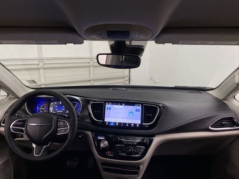 Used 2024 Chrysler Pacifica Select image 13