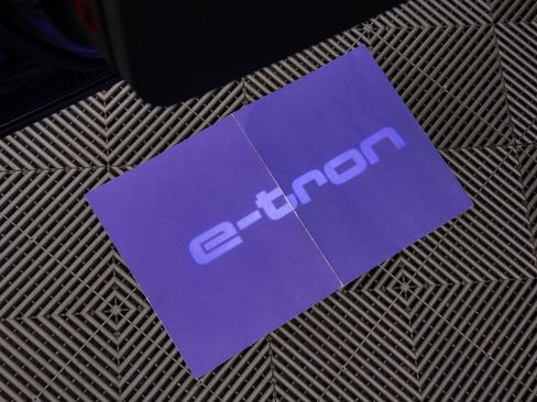 Used 2022 Audi e-tron Premium Plus w/ Premium Plus Package image 20