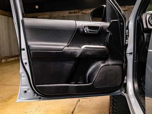 Used 2021 Toyota Tacoma TRD Sport w/ Technology Package image 29