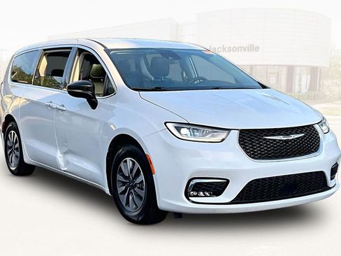 Used 2024 Chrysler Pacifica Limited FWD image 3