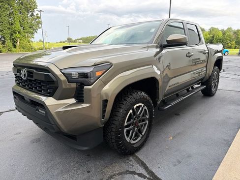 Used 2025 Toyota Tacoma TRD Sport RWD image 3
