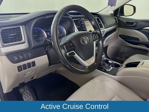 Used 2018 Toyota Highlander Plus FWD image 10
