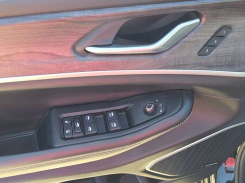 Used 2023 Jeep Grand Cherokee Limited AWD/4WD image 25