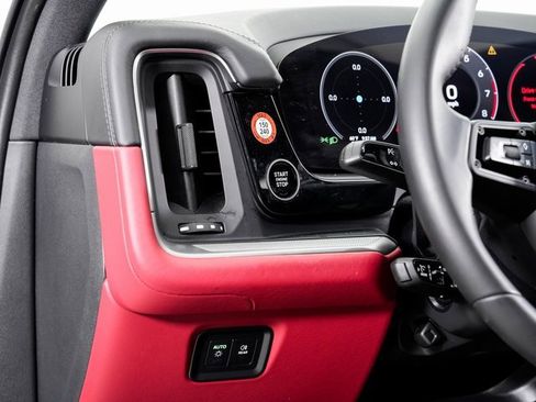 Used 2025 Porsche Cayenne image 11