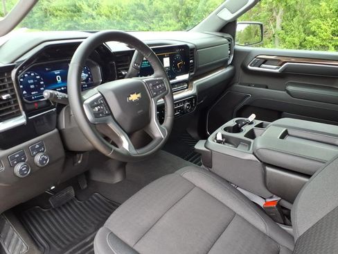 Used 2025 Chevrolet Silverado 1500 LT AWD/4WD image 16