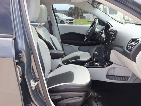 Used 2017 Jeep Compass Limited w/ Navigation Group AWD/4WD image 12