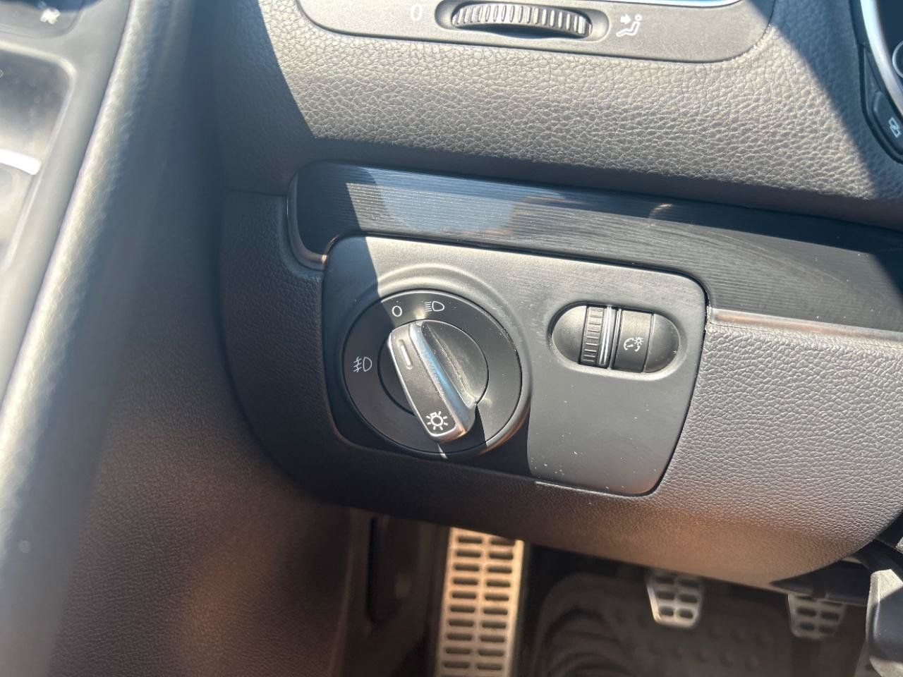 Used 2011 Volkswagen Golf 4-Door FWD image 14