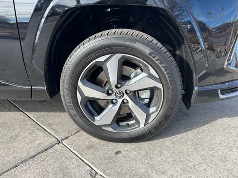 Used 2025 Toyota RAV4 SE image 32