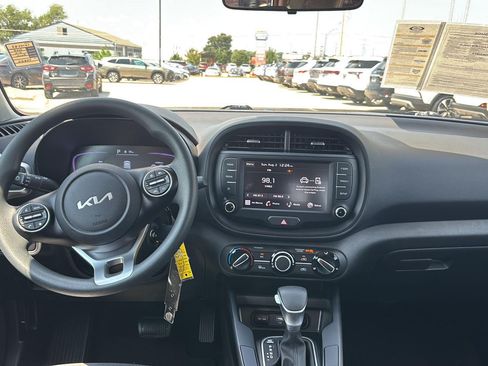 Used 2025 Kia Soul LX FWD image 7