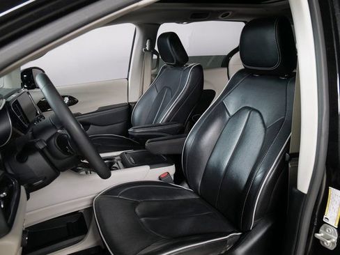Used 2023 Chrysler Pacifica Limited FWD image 11