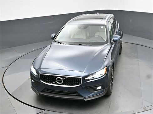 Used 2022 Volvo V60 T5 Cross Country w/ Advanced Package image 43