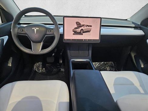 Used 2022 Tesla Model Y Long Range AWD/4WD image 18