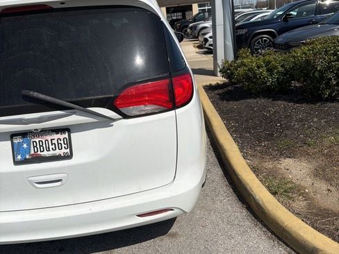 Used 2017 Chrysler Pacifica Touring w/ Tire & Wheel Group image 6